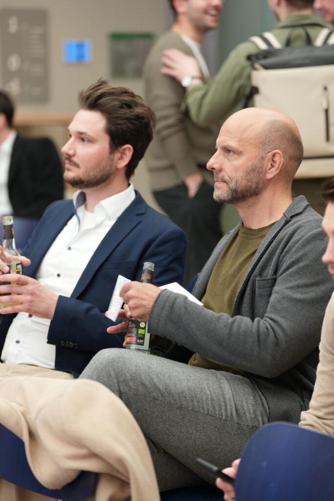 Zwei Gäste im Publikum beim Purple Pitch 2025 im NIO House Düsseldorf